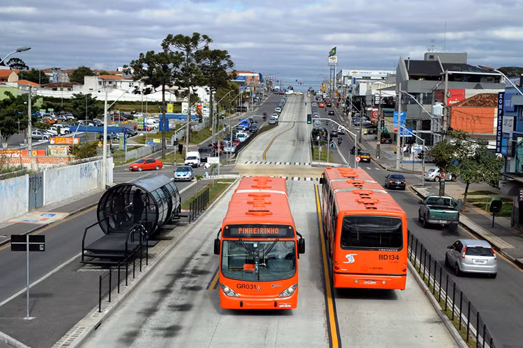 Gran Artic 300 được hãng xe Volvo của Thụy Điển phát triển để vận hành trên hệ thống xe bus nhanh với đường chạy riêng, do đó nó có thể khắc phục được nhược điểm là sự cồng kềnh cũng như vận hành.