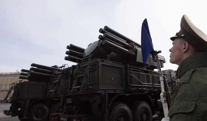 Ngoài ra, hệ thống phòng không tầm gần/tầm thấp Pantsir-S1 của Nga còn đánh chặn thành công hàng trăm quả đạn pháo và pháo phản lực ở khu vực căn cứ Hmeymim kể từ khi vũ khí này được triển khai tại Syria, bảo vệ vững chắc các mục tiêu được giao.