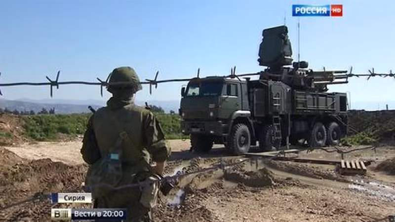 S-400 và S-300 hiện đang là các hệ thống phòng không chủ lực để để bảo vệ các căn cứ quân sự lớn nhất của Nga là Căn cứ hải quân tác chiến Tartus và căn cứ không quân thường trực Hmeymim, còn Pantsir-S1 chính là tầng đáy, là cái lưới chụp hết những gì mà hai hệ thống đàn anh bỏ sót hoặc không cần đánh chặn.