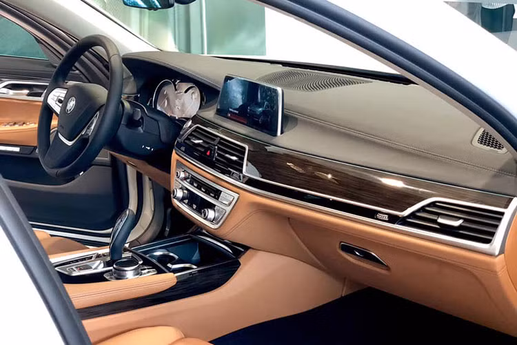 Bước vào bên trong hai phiên bản này của BMW 7-Series 2018, người lái được chào đón bằng nội thất bọc da Dakota, ốp gỗ Fineline, ghế chỉnh điện và nhớ vị trí, ghế trước/sau có chức năng sấy nóng, ghế sau chỉnh điện, cửa sổ trời trượt chỉnh điện.