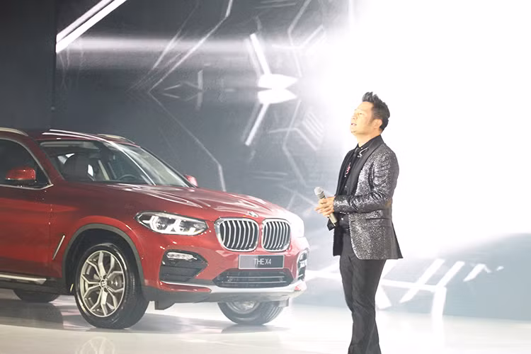 Tại thị trường Việt Nam, giá xe BMW X7 2019 chính hãng hoàn toàn mới mới được Thaco công bố là 5,7 tỷ đồng - trước đó đã được không ít đại lý tư nhân nhập khẩu về và chào bán với với mức giá khoảng 7 tỷ đồng. Giá xe BMW X5 mới bán ra 4,3 tỷ đồng. Các mẫu xe còn lại sẽ tiếp tục được câp nhật ngay trong tháng 7/2019.