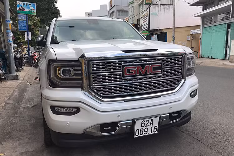 Tại thị trường Mỹ, Sierra 1500 Denali có giá bán cơ bản là từ 54.000 USD, ngang với F150 Platinum của Ford có giá cơ bản là 53.000 USD. Ước tính sau khi về đến thị trường Việt Nam, giá trị sau khi ra biển của chiếc bán tải GMC Sierra 1500 Denali này vào khoảng 3,5 tỷ đồng.