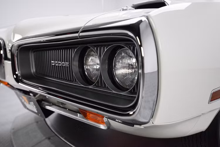 Super Bee lần đầu tiên được sản xuất là mẫu Coronet 1968 trước khi nó được chuyển sang mẫu Charger năm 1971.