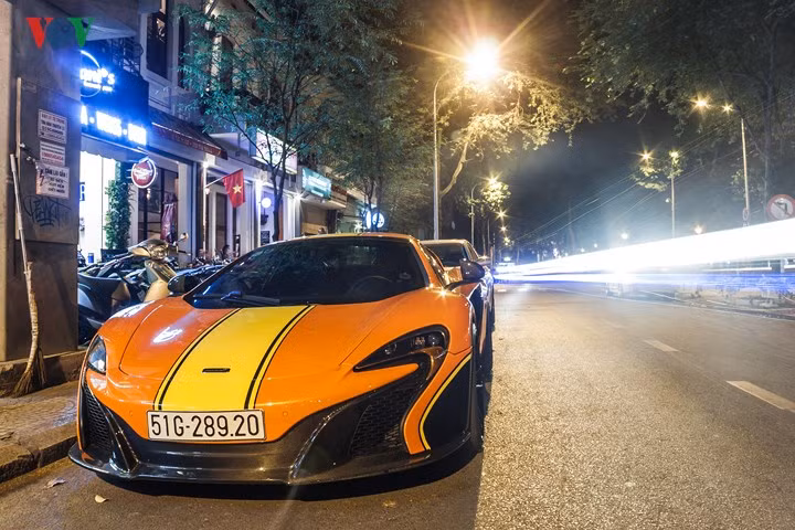 Decal vàng đen còn được dán chạy dài từ năp capô trước đến đuôi xe.