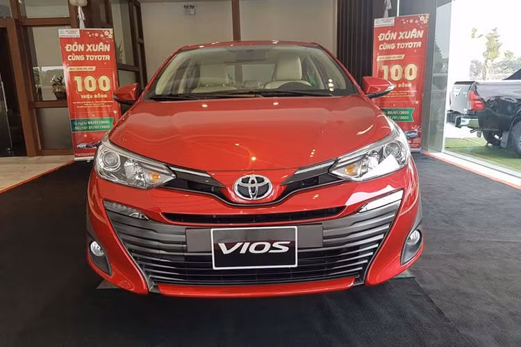 Giá xe Toyota Vios E 2020 phiên bản số sàn dao động từ 470 triệu đồng cho trang bị 3 túi khí, trong khi đó phiên bản 7 túi khí có giá 490 triệu đồng. Đây là mẫu xe hợp lý cho những người mua xe để kinh doanh dịch vụ, chạy taxi công nghệ, hay những khách hàng đơn giản chỉ cần một chiếc xe tốt để phục vụ di chuyển hàng ngày.