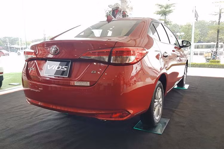 Xe vẫn trang bị động cơ loại 4 xi lanh, Dual i-VVT, dung tích 1.5 lít có công suất tối đa 107 mã lực tại 6.00 vòng/phút, mô men xoắn cực đại 140 Nm tại 4.200 vòng/phút, kết hợp với hộp số sàn 5 cấp. bản E CVT và E MT có thêm tùy chọn 3 túi khí với giá bán rẻ hơn 20 triệu so với bản 7 túi khí, hướng đến nhóm khách hàng mua xe kinh doanh dịch vụ.