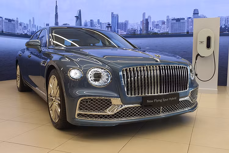 Bentley Việt Nam đã chính thức trình làng mẫu xe sang lai điện Bentley Flying Spur Hybrid 2023 mới. Đây là mẫu xe sang thứ 2 của hãng xe nh quốc được trang bị động cơ Hybrid sau SUV Bentley Bentayga.