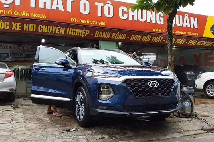 Thiết kế xe SantaFe 2019 lắp ráp trong nước tương đồng với xe mẫu nhập Hàn. Hai bản thường và cao cấp có thể dễ dàng phân biệt bằng bộ vành 18 inch 5 chấu kép và 19 inch cách điệu thời trang. Bản cao cấp có đèn chiếu sáng LED, còn bản thường sử dụng bóng halogen.