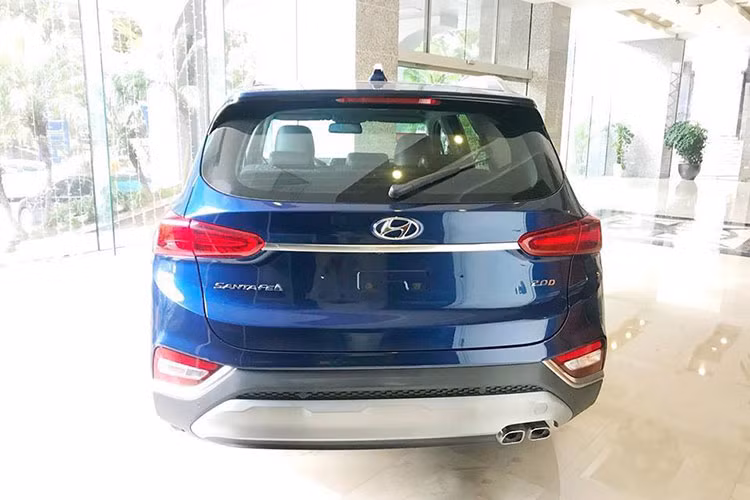 Riêng trên phiên bản đặc biệt thêm sạc điện thoại không dây và cửa sổ trời toàn cảnh. Còn 2 bản máy xăng và dầu cao cấp nhất được bổ sung tính năng cảnh báo điểm mù. Trang bị an toàn của Hyundai SantaFe 2019 gồm hệ thống chống bó cứng phanh, cân bằng điện tử, hỗ trợ khởi hành ngang dốc/xuống dốc, cảm biến trước sau, camera lùi và 6 túi khí...