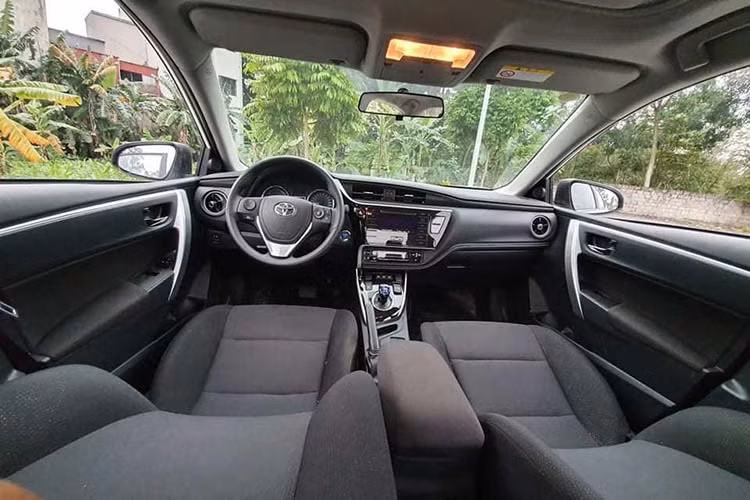 Không gian nội thất của Toyota Corolla Hybrid phiên bản nâng cấp này được đánh giá yên tĩnh hơn trước nhờ vật liệu cách âm mới. Bên trong xe còn có màn hình màu TFT 4,2 inch mới, bảng táp-lô uốn lượn hơn và các chất liệu nội thất mềm mại khi sờ tay vào.