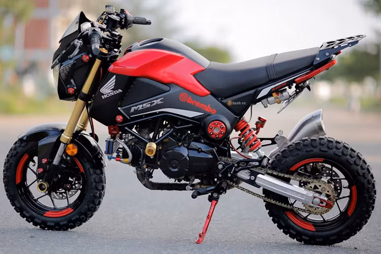 Với dàn áo cùng hàng loạt đồ chơi được độ lên, chiếc xe côn tay cỡ nhỏ Honda MSX 125 không chỉ xuất hiện đầy cá tính mà còn mạnh mẽ hơn rất nhiều. Đây cũng được xem là một trong số những bản độ MSX cá tính và độc đáo tại Đà thành.
