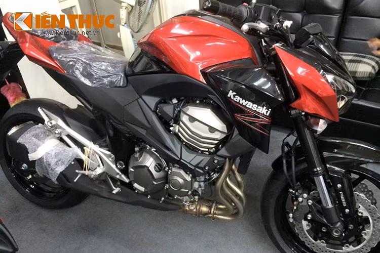 Những phiên bản mới nhất của dòng xe này xuất hiện tại TP HCM là đen chủ đạo phối xanh lá, trắng đen hoặc đỏ đen... và mang đậm phong cách hầm hố của dòng Kawasaki Z.