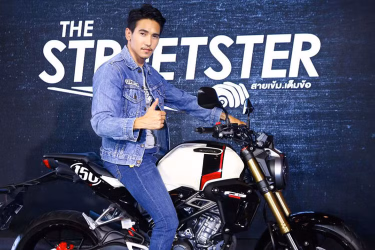 Honda CB150R tại Thái Lan được bán ra thị trường với hai phiên bản là bản tiêu chuẩn và bản ABS. Trong đó, bản tiêu chuẩn có 3 tùy chọn màu là Đỏ Đen, Đen Trắng và Đen; bản ABS gồm hai màu là Đỏ Đen và Đen.