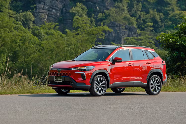 Mẫu SUV cỡ B này được áp dụng một số thay đổi giống xe đang bán ở thị trường Thái Lan. Theo đó, Toyota Corolla Cross 2024 được bổ sung lưới tản nhiệt với thiết kế dạng tổ ong hoàn toàn mới và cụm đèn LED có tên Crystalized sắc sảo hơn, tích hợp đèn báo rẽ dạng dòng chảy. 