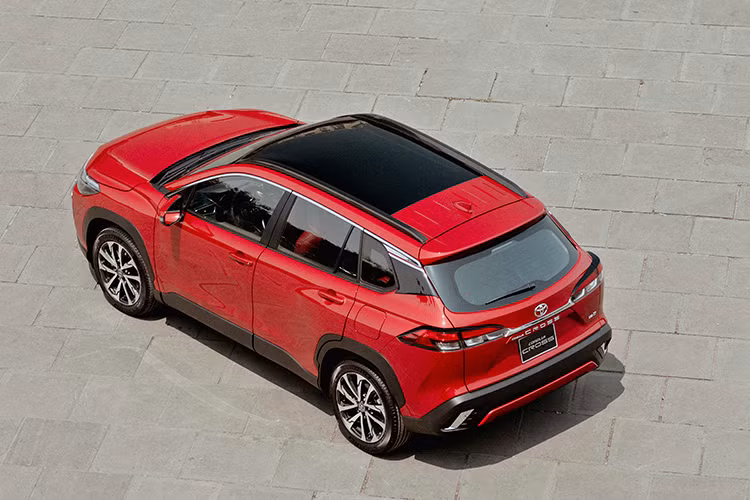 So với bản cao cấp nhất của Toyota Yaris Cross vốn có giá 765 triệu đồng, Corolla Cross bản tiêu chuẩn đắt hơn 55 triệu đồng. Tương tự phiên bản cũ, Toyota Corolla Cross 2024 tại Việt Nam cũng được nhập khẩu nguyên chiếc từ Thái Lan.