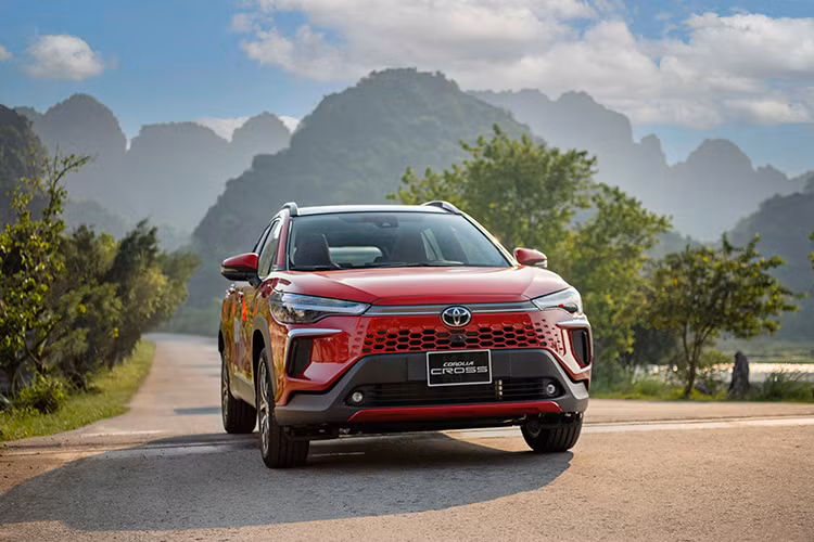 Giá xe Toyota Corolla Cross 2024 cho 2 phiên bản này là 820 triệu và 905 triệu đồng. Với màu sơn trắng ngọc trai, xe sẽ đắt hơn 8 triệu đồng. Như vậy, mức giá bán khởi điểm của Toyota Corolla Cross 2024 đã tăng mạnh so với trước đồng thời tạo khoảng cách rõ rệt hơn với người anh em cùng phân khúc là Yaris Cross.
