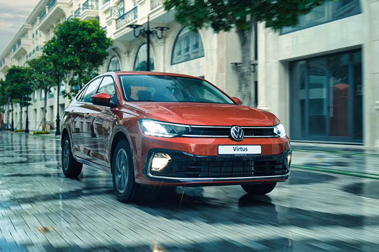 Về mặt trang bị, Volkswagen Virtus tại Việt Nam ghi điểm với đèn pha LED, tích hợp dải đèn LED định vị ban ngày, đèn sương mù trước, vành 16 inch, gương chiếu hậu gập điện, tích hợp đèn xi-nhan, đèn hậu LED, anten vây cá trên nóc và cửa sổ trời. Ở bản cao cấp, đèn pha của xe sẽ có thêm tính năng tự động bật/tắt và tính năng chờ dẫn đường.