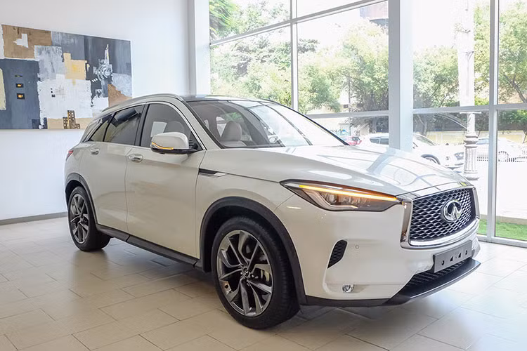 Được biết, Infiniti đã rút khỏi 13 thị trường tại châu Âu. Tại thị trường Mỹ, Trung Quốc, doanh số Infiniti đang lao dốc. Do đó, khả năng Infiniti rút khỏi hoàn toàn tại Việt Nam là rất cao. Infiniti đặt chân lần đầu tại thị trường Việt vào giữa thập niên 2000. Khi đó, danh mục sản phẩm của hãng chỉ có FX35 - tiền thân của QX70 và QX56 - tiền thân của QX80.