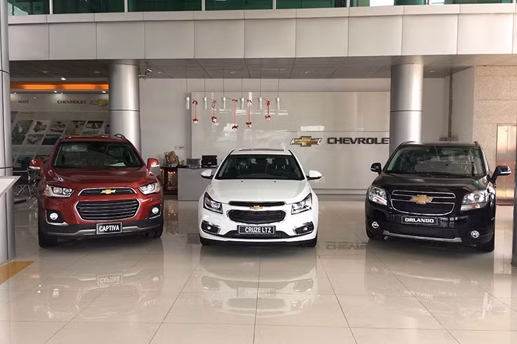 Đầu năm 2020, General Motors tuyên bố đóng cửa nhà máy lắp ráp Chevrolet tại Thái Lan, cắt đứt nguồn cung xe Chevrolet Colorado và Trailblazer cho thị trường Việt Nam. GM Daewoo xuất hiện lần đầu tại Việt Nam từ những năm 2000. Năm 2016, hãng đổi thành Chevrolet và phân phối thêm Captiva. Danh mục sản phẩm của hãng cũng dần phong phú, trải dài các phân khúc: Xe cỡ nhỏ, sedan, bán tải, SUV...