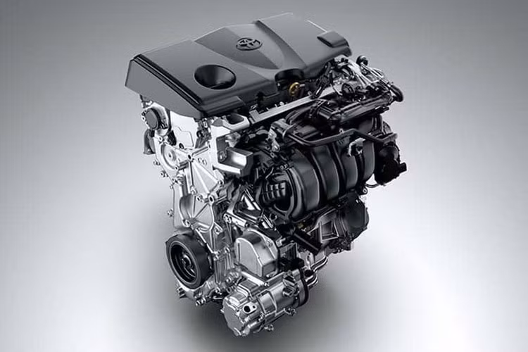 Thứ hai là hệ truyền động hybrid với máy xăng 4 xi-lanh, dung tích 2.5L, sản sinh công suất tối đa 186 mã lực và mô-men xoắn cực đại 221 Nm. Hai con số tương ứng của mô-tơ điện là 136 mã lực và 202 Nm. Khi kết hợp với nhau, động cơ xăng và mô-tơ điện tạo ra công suất tổng cộng 230 mã lực.