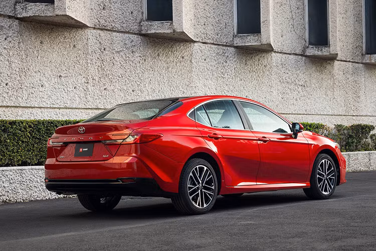 Xe được trang bị gói công nghệ an toàn chủ động Toyota Safety Sense 3.0 với hệ thống cảnh báo điểm mù, cảnh báo phương tiện cắt ngang khi lùi, phanh khẩn cấp tự động khi lùi, kiểm soát đèn pha tự động, cảnh báo tiền va chạm, cảnh báo lệch làn đường tích hợp hỗ trợ đánh lái, hỗ trợ bám làn đường và hệ thống kiểm soát hành trình thích ứng, tự động giảm tốc khi ôm cua...