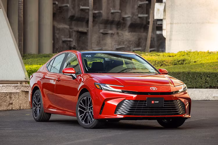 Giá xe Toyota Camry 2025 tại Thái Lan chua công bố. Tại Việt Nam, Toyota Camry là ông vua trong phân khúc sedan hạng D khi liên tục dẫn đầu doanh số nhiều năm liền trước các đối thủ. Hiện tại mẫu xe này được nhập khẩu nguyên chiếc từ Thái Lan và bán ra với 4 phiên bản. Trong số này có 1 phiên bản Hybrid là 2.5HV với giá lên tới 1,495 tỷ đồng. 
