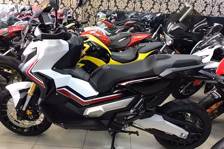 Honda X-ADV nhập khẩu không chính hãng sẽ có giá khoảng 590 triệu đồng tại Việt Nam, như vậy nó sẽ có giá bán gấp đôi xe ở Thái Lan. Tại thị trường Thái Lan, Honda X-ADV được bán với giá khởi điểm khá cao, từ 415.000 Baht (tương đương 272 triệu đồng). Hiện Honda Việt Nam vẫn chưa có thông tin chính thức việc phân phối chính hãng mẫu xe này.