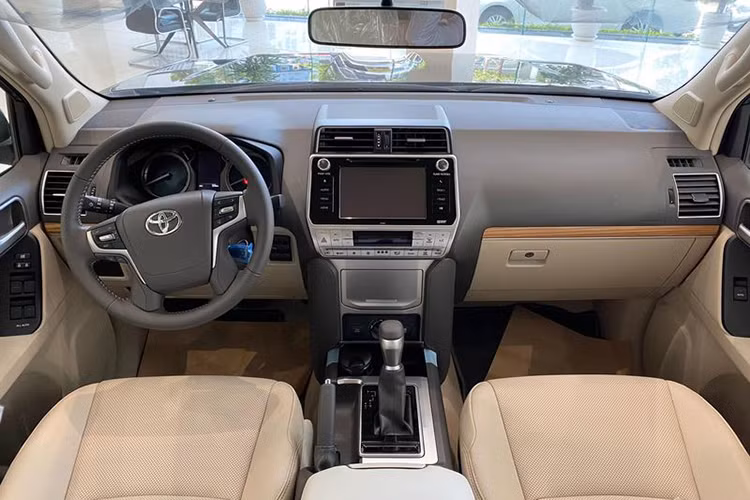 Một chi tiết khá đáng tiếc trên Land Cruiser Prado 2020 chính là việc xe vẫn sử dụng chìa khoá cơ để khởi động thay vì sử dụng khoá thông minh kèm nút bấm. Đây được xem là một thiếu sót của Prado khi so sánh với đối thủ trực tiếp là Ford Explorer, mẫu SUV tới từ Mỹ vốn vẫn nổi tiếng với các option "ngập răng".