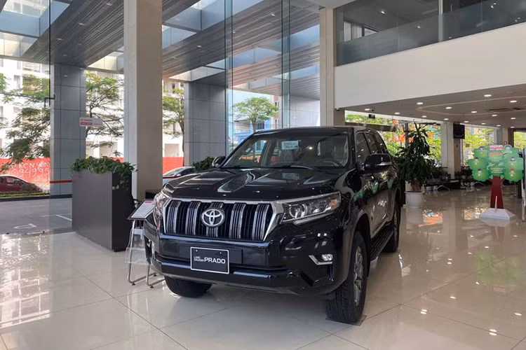Giá xe Toyota Prado 2020 được niêm yết với mức 2,379 tỷ đồng. So với đời cũ, giá bán lẻ đề xuất của phiên bản 2020 tăng 39 triệu đồng lên mức 2,379 tỷ đồng. Đối với tùy chọn ngoại thất màu trắng ngọc trai, khách hàng cần chi thêm 8 triệu đồng. So sánh với đối thủ trực tiếp là Ford Explorer (nhập Mỹ), giá bán của Prado 2020 (nhập Nhật) cao hơn khoảng 380 triệu đồng.
