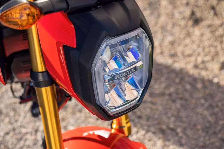 Ngoại trừ những thay đổi nhỏ này, các trang bị khác trên mẫu minibike côn tay nhà Honda vẫn không thay đổi so với thế hệ trước, cụ thể hệ thống đèn chiếu sáng Full LED trên toàn thân xe.