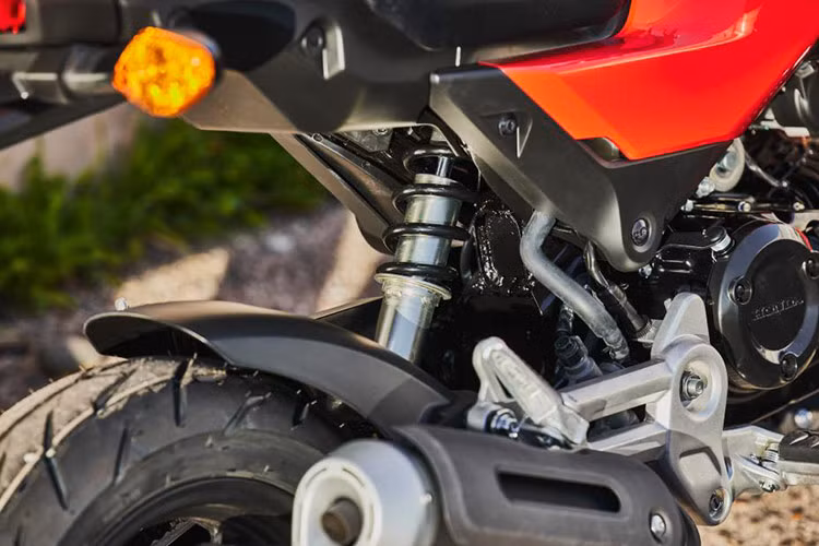 Grom 125 2025 vẫn sử dụng hệ thống giảm xóc trước hành trình ngược đường kính 31mm kèm theo lò xo trụ điều chỉnh đa cấp cho phía sau. Hệ thống phanh đĩa trước sau kèm chống bó cứng phanh ABS đảm bảo an toàn cho vận hành.