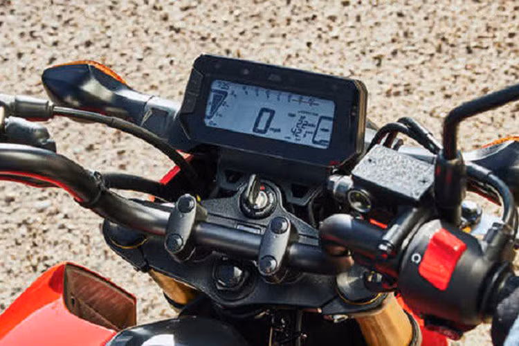 Cụm đồng hồ chính trên Honda Grom 125 2025 dạng kỹ thuật số toàn phần hiển thị đầy đủ các thông số, và chìa khóa cơ truyền thống.