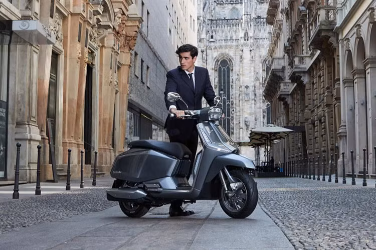 Ngoài khác biệt về kiểu dáng, động cơ của mỗi xe cũng khác nhau khi Lambretta G350 trang bị động cơ xylanh đơn, dung tích 330cc, làm mát bằng dung dịch, sản sinh công suất 27 mã lực và mômen xoắn cực đại 27 Nm.