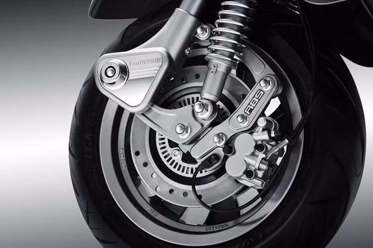 Do sử dụng thân vỏ làm bằng thép nên trọng lượng của bộ đôi xe ga Lambretta G350 và X300 khá lớn, lần lượt ở mức 173 kg và 165 kg. Bình xăng trên mẫu G350 có dung tích 9,5 lít, mẫu X300 có bình xăng nhỏ hơn là 7 lít.
