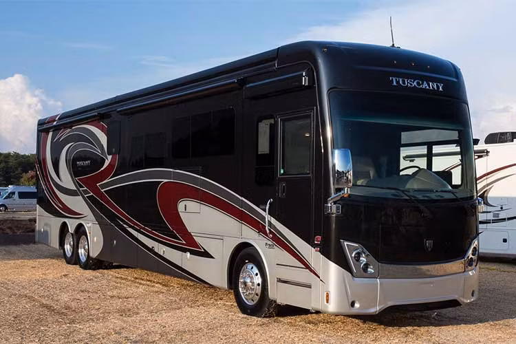 Điểm đặc biệt của mẫu xe cỡ lớn Jayco Embark Luxury đó là nó không chỉ đơn thuần sở hữu đầy đủ các tiện nghi thiết yếu cho cuộc sống du ngoạn, mà còn được trang trí xa hoa và sang trọng như các biệt thự cao cấp. 