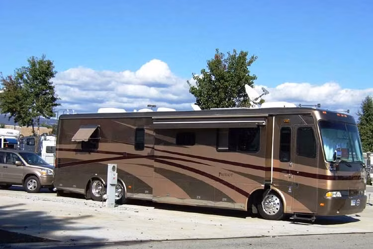 Không chỉ tiện nghi ở bên trong cabin, Jayco Embark Luxury còn được thiết kế với mái hiên di động đóng mở bằng điện dành cho các hoạt động ngoài trời. Thậm chí ở bên cạnh thân xe còn có một TV 39 inch có khả năng giấu gọn và xoay chuyển linh hoạt, cũng như hệ thống đèn LED chiếu sáng độc lập.