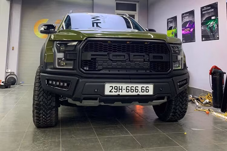 Về nguyên bản, chiếc xe bản tải Ford Ranger này thuộc đời cũ và từng được rao bán vào ngày 18/10/2022, cùng với đó còn có một chiếc xe bán tải Ford Ranger khác mang biển số 29H-666.68.
