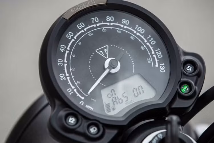 Cỗ máy 900cc xy lanh đôi trên Triumph Street Scrambler 2019 hoàn toàn mới có sức mạnh vượt trội, giúp chiếc xe có được sự cải thiện do sử dụng trục khuỷu mới nhẹ hơn, bộ côn mới, cùng nắp trục cam từ tính 