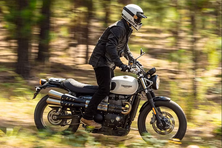Theo hãng xe máy Triumph đình đám Anh quốc, chiếc xe mang phong cách hoài cổ này sẽ được ra mắt thị trường trong quý I năm 2019. Mức giá Triumph Street Scrambler mới hiện chưa được công bố.