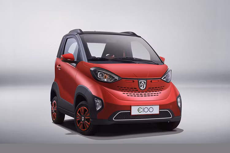 Được định vị trong phân khúc ôtô điện đô thị cỡ nhỏ, Baojun E100 có kích thước dài x rộng x cao lần lượt 2.488 x 1.506 x 1.670 mm và chiều dài cơ sở 1.600 mm. Như vậy, sau khi ra mắt, Baojun E100 sẽ là mẫu ôtô nhỏ nhất tại thị trường Việt Nam.