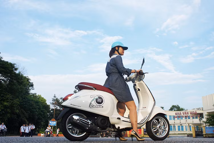  Đáng chú ý, trên mẫu xe mới này nhờ hệ thông khung gầm và giảm xóc mới, khi người cầm lái ở dải tốc độ thấp 30 - 40 km/h hay cao hơn ở mức 60 – 75 km/h hiện tượng rung lắc của Primavera gần như không còn, đầu xe nhẹ và đầm chắc hơn. Đây chính là việc Piaggio làm mới mình, hướng tới sự an toàn và tạo sự hứng khởi cho người sử dụng.