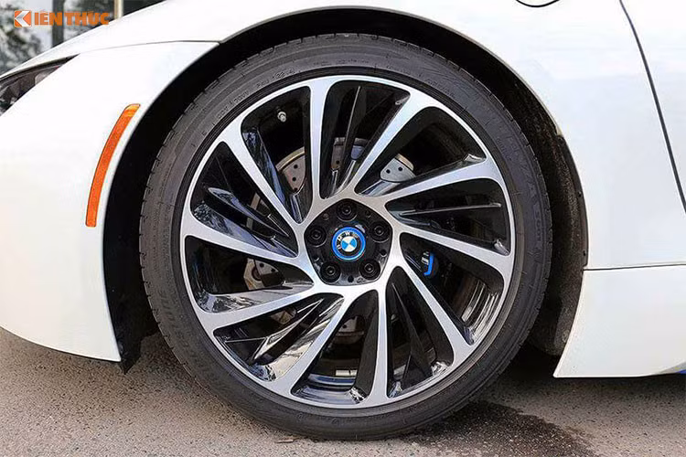 Hãng xe ôtô BMW đã thiết kế i8 độc đáo ngoại hình với hai cánh cửa Lambo Door mang đậm chất tương lai. Ngoại thất khác của xe cũng ấn tượng không kém như bánh mâm đa chấu 20 inch, đèn xi-nhan LED và camera 360 tích hợp trong 2 gương chiếu hậu. Đuôi xe với thiết kế khí động học, đèn hậu được sử dụng công nghệ LED với thiết kế phá cách...