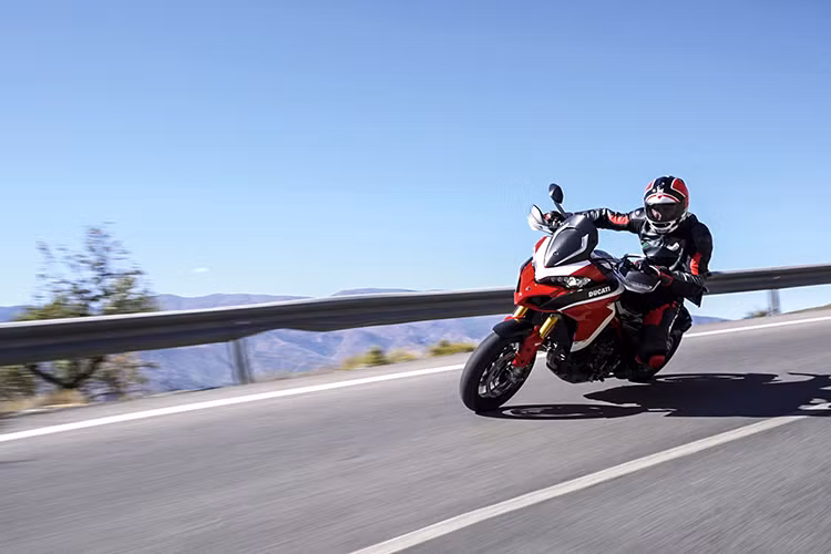 Để tăng dung tích xy-lanh cho Multistrada 1260, hãng Ducati đã tăng đường kính piston từ 67,9 mm lên 71,5 mm. Trong khi đó, hành trình piston vẫn giữ nguyên ở con số 106 mm. Ngoài ra, động cơ còn được bổ sung thanh truyền, trục khuỷu và xy-lanh mới. Bản thân ống nạp và ống xả cũng được tái thiết kế để động cơ có sức mạnh như trên.