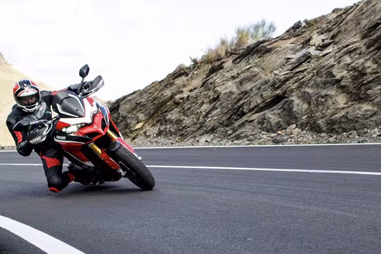 Bên cạnh động cơ, Ducati Multistrada 1260 còn được trang bị hệ thống bướm ga điện tử Ride-by-Wire mới. Hệ thống sang số nhanh Ducati Quick Shift (DQS) là trang bị tùy chọn ở Multistrada 1260 tiêu chuẩn. Chỉ có Ducati Multistrada 1260 S được trang bị hệ thống DQS tiêu chuẩn. Các chế độ lái bao gồm Sport, Touring, Urban và Enduro.