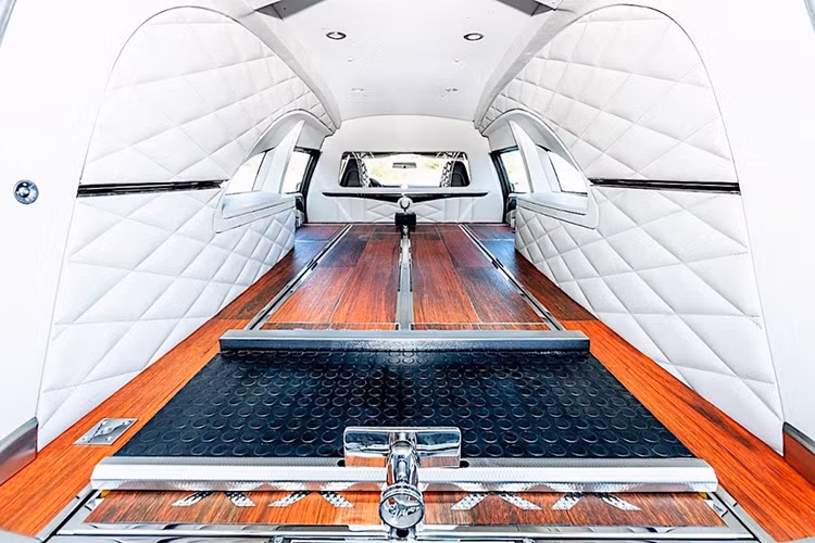 Để khiến chiếc xe tang Tesla mới này được dài thêm 80 cm so với hàng chính hãng Tesla thông thường nhằm có đủ không gian cho một chiếc quan tài, Naley đã phải cắt một nửa chiếc xe và rồi tiến hành nối lại.
