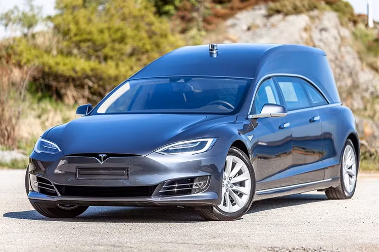 Naley nói rằng anh ấy đang bán xe tang Tesla thông qua một nhà đại lý, đồng nghĩa rằng nó có bao gồm một gói bảo hành 5 năm lên những lỗi xe. Đồng thời, người mua cũng nên đến từ Na Uy, bởi chiếc xe đã được lắp ráp theo điều kiện và yêu cầu của luật pháp Na Uy.