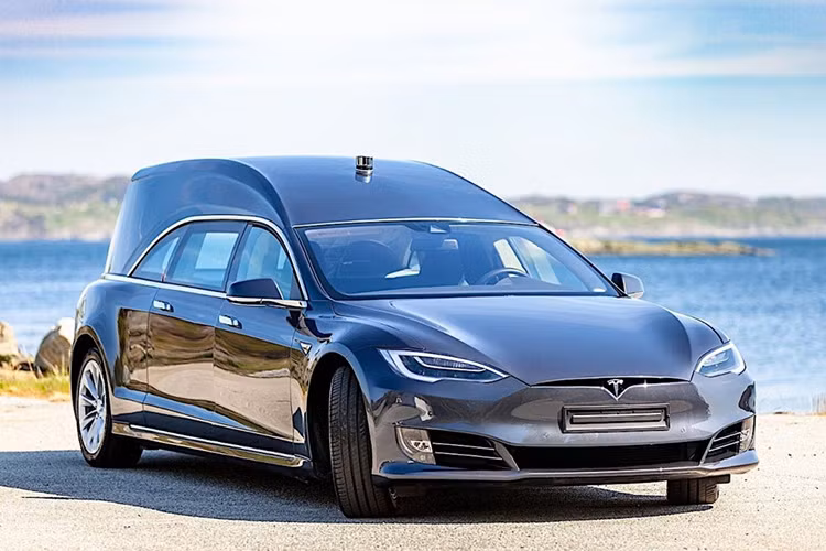 Kể từ khi xe ôtô điện Tesla bắt đầu lăn bánh trên những con đường công cộng trong khoảng 10 năm nay, người ta đã băn khoăn về việc nên chuyển đổi chúng thành những thứ gì. Kết quả, chúng ta đã từng thấy nhiều ý tưởng thú vị từ xe bán tải cho tới kiểu dáng shooting brake. Nhưng một chiếc xe tang dựa Tesla thì là thứ mà bạn rất hiếm gặp.