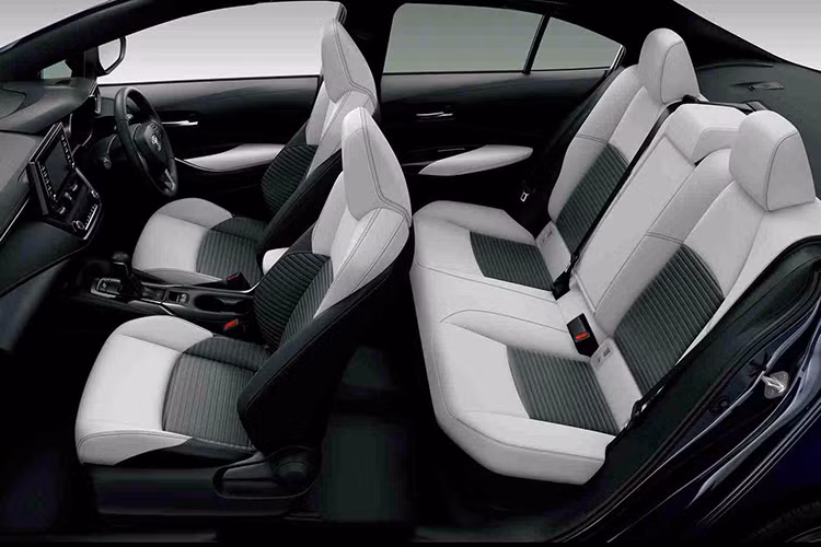 Tạ Nhật Bản, Corolla hế hệ mới còn có hệ truyền động hybrid kết hợp giữa động cơ 1.8 lít 4 xi lanh (có công suất 98 mã lực và mô men xoắn 142 Nm) với động cơ điện có công suất 53 mã lực và mô men xoắn 163 Nm cùng với pin hydride kim loại niken 6,5 Ah. Hệ truyền động này được ghép nối với hộp số e-CVT và hệ dẫn động cầu trước trên tất cả các biến thể.