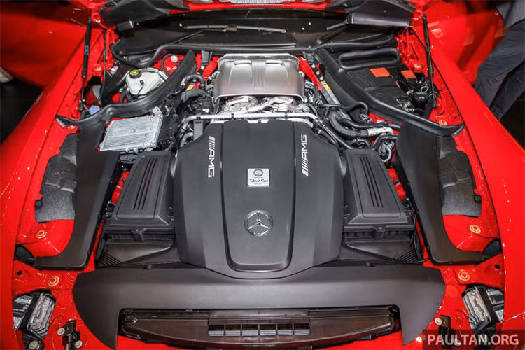 Khối động cơ trên Mercedes-AMG GT C 2018 kết hợp cùng hộp số tự động 7 tốc độ AMG Speedshift 7G-DCT và hệ dẫn động bánh sau, nhờ đó, Mercedes-AMG GT C 2018 chỉ mất khoảng thời gian 3,7 giây để tăng tốc từ vị trí đứng yên lên 100 km/h trước khi đạt tốc độ tối đa 316 km/h.