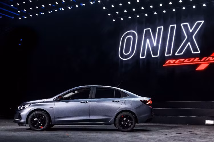 Ở thế hệ mới, Chevrolet Onix 2019 sở hữu chiều dài 4.474 mm, rộng 1.730 mm, cao 1.471 mm và chiều dài cơ sở 2.600 mm. So với phiên bản cũ, mọi kích thước của Chevrolet Onix 2019 nâng cấp này trừ chiều dài cơ sở, đều đã thay đổi. 